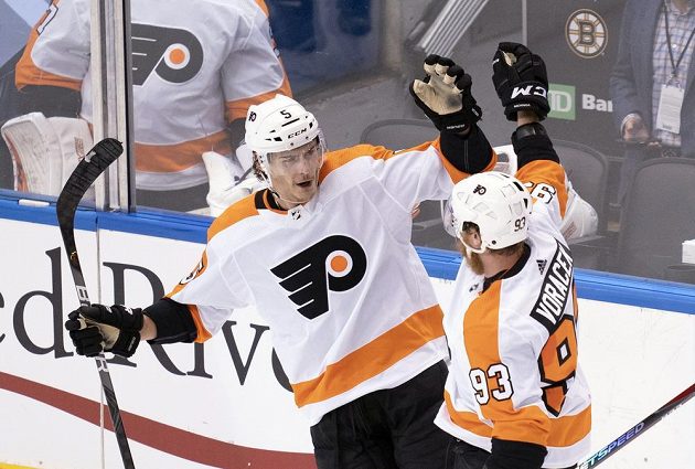 Obránce Philadelphie Flyers Philippe Myers (5) slaví svou trefu do sítě Bostonu, gratulovat mu přispěchal český útočník Jakub Voráček (93), jenž si u gólu připsal asistenci.