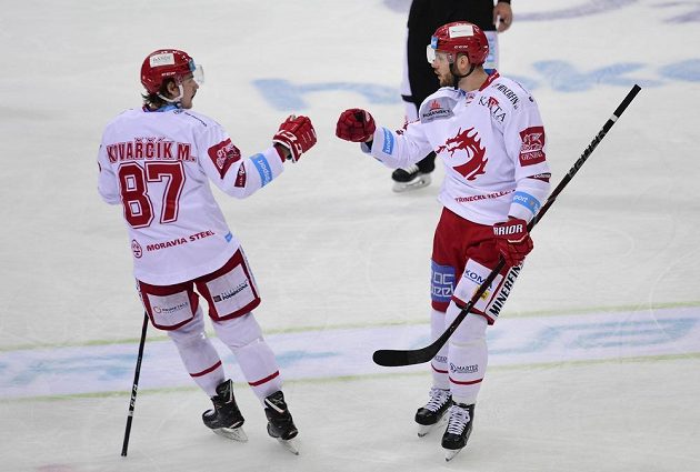 Autor druhého gólu Třince Vladimír Roth přijímá gratulaci od spoluhráče Michala Kovařčíka.