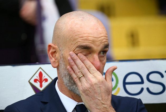 Trenér Fiorentiny Stefano Pioli během minuty ticha před zápasem jen těžko zadržoval slzy.