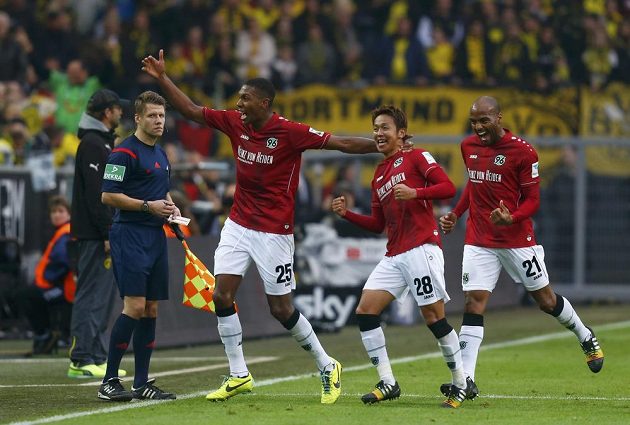 Hiroši Kijotake z Hannoveru (druhý zprava) slaví se spoluhráči gól proti Borussii Dortmund.