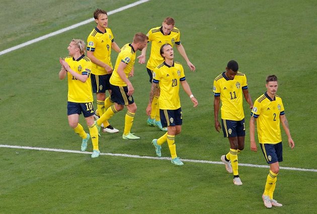 Švédský reprezentant Emil Forsberg slaví se spoluhráči gól na EURO v utkání s Polskem.
