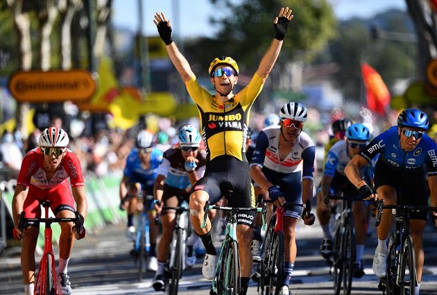 Belgičan Wout Van Aert vyhrál sedmou etapu Tour de France před Norem Edvaldem Boassonem Hagenem.