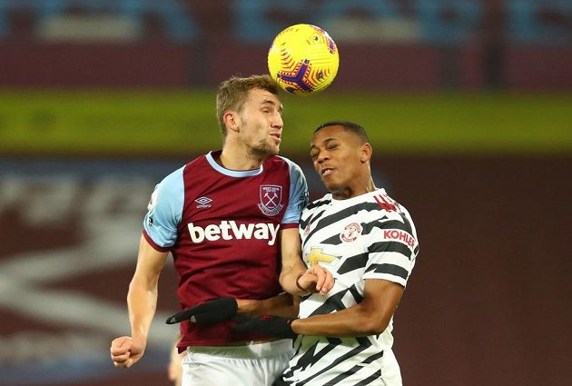 Tomáš Souček z West Hamu (vlevo) a Anthony Martial z Manchesteru United ve vzdušném souboji.