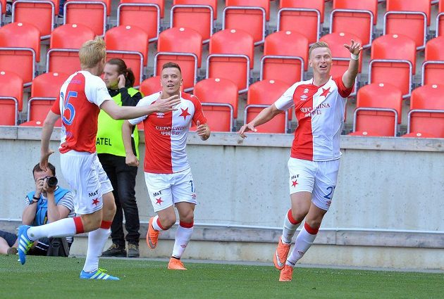 Fotbalisté Slavie (zprava) Antonín Barák, Jaroslav Mihalík a Michal Frydrych se radují z gólu.