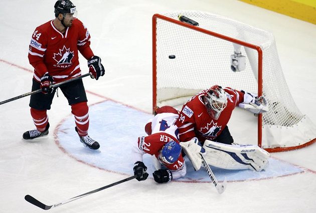 Kanadský brankář James Reimer s Jiřím Hudlerem (uprostřed), vlevo Erik Gudbranson, střílející Roman Červenka na snímku není.