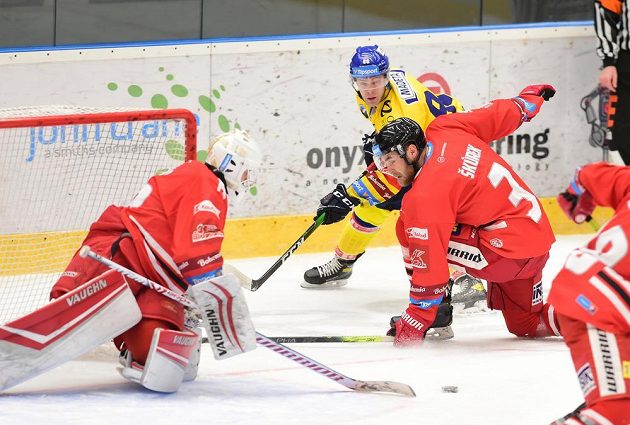 Zleva brankář Olomouce Branislav Konrád, Vít Christov z Českých Budějovic a David Škůrek z Olomouce.