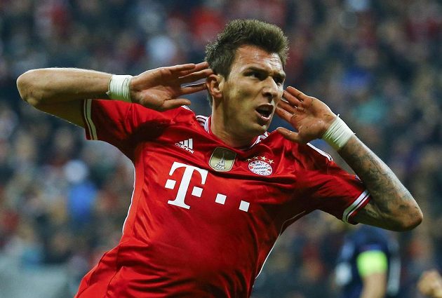 Radost útočníka Bayernu Maria Mandžukiče po vyrovnávací brance proti Manchesteru United.