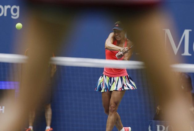 Angelique Kerberová z Německa (vzadu) ve finále US Open s Karolínou Plíškovou.