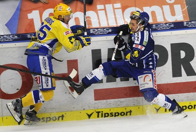 Zlínský hokejový útočník Pavel Kubiš (vlevo) a brněnský obránce Ryley Miller v prvním finálovém zápase play off extraligy.