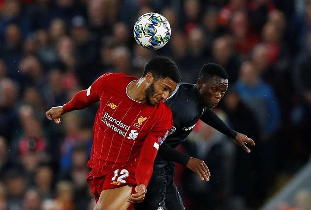 Fotbalisté Liverpoolu nastříleli během první půle utkání Ligy mistrů se Salcburkem soupeři tři góly. V Akci liverpoolský Joe Gomez a Patson Daka z rakouského celku.