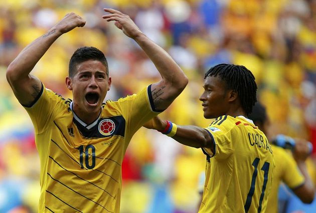 James Rodriguez (vlevo) jásá s dalším Kolumbijcem Juanem Cuadradem po vedoucí brance proti Pobřeží slonoviny.