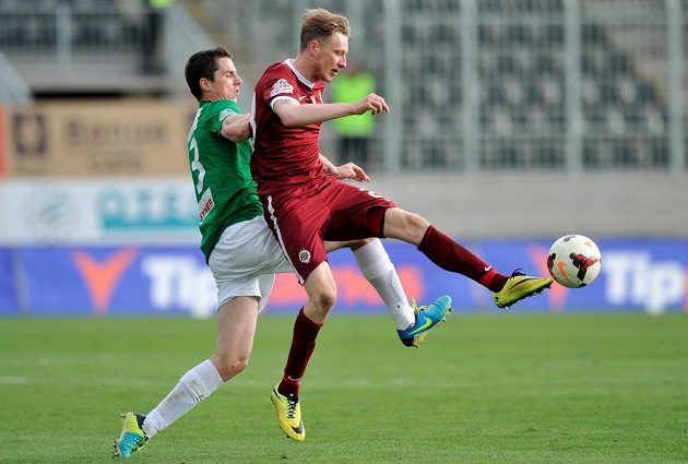 První utkání semifinále fotbalového Poháru České pošty: (zleva) Pavel Eliáš z Jablonce a Ladislav Krejčí ze Sparty.
