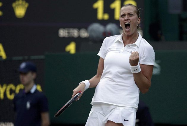 Vítězné gesto Petry Kvitové po výhře nad krajankou Barborou Záhlavovou-Strýcovou ve čtvrtfinále Wimbledonu.