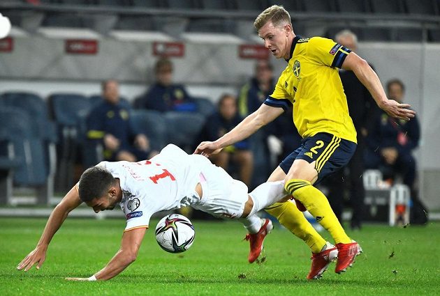Španělský fotbalista Ferran Torres v akci se Švédem Emilem Krafthem v utkání kvalifikaci MS 2022.