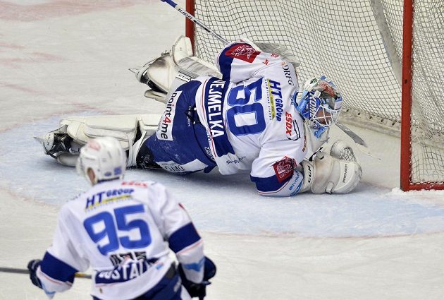 Brankář Brna Karel Vejmelka (vpravo) spadl na led po jednom zákroku v zápase proti Plzni. V popředí je jeho spoluhráč Vlastimil Dostálek.