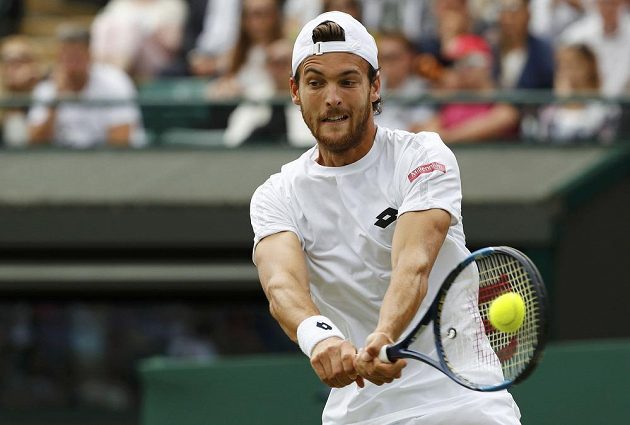 Portugalský tenista Joao Sousa v zápase s Jiřím Veselým ve třetím kole Wimbledonu.