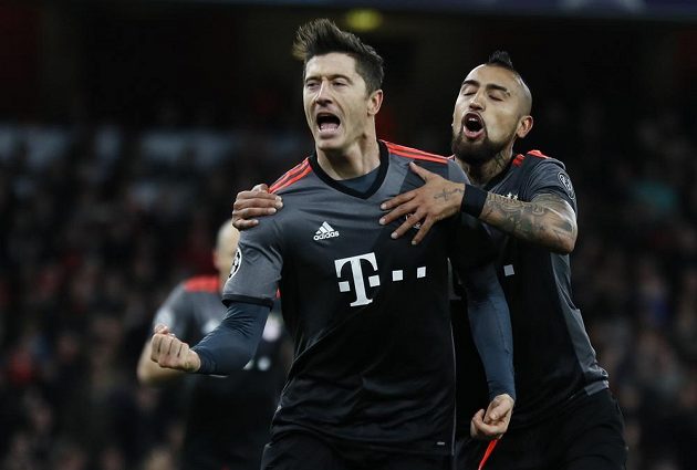 Radost v podání fotbalistů Bayernu Mnichov poté, co Robert Lewandowski vyrovnal z penalty v odvetném osmifinále Ligy mistrů na hřišti Arsenalu.