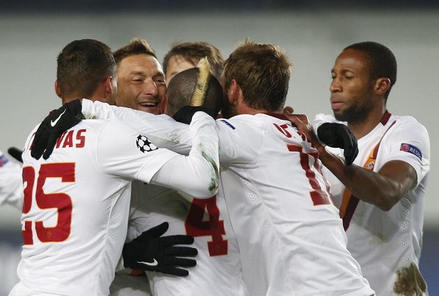 Francesco Totti (druhý zleva) oslavuje se spoluhráči z AS Řím svoji trefu proti CSKA Moskva. Nakonec však na výhru nestačila.
