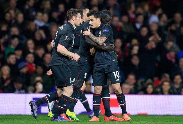 Philippe Coutinho (uprostřed) z Liverpoolu se postaral o vyrovnávací gól na Old Trafford. Reds v EL vyřadili Manchester United.