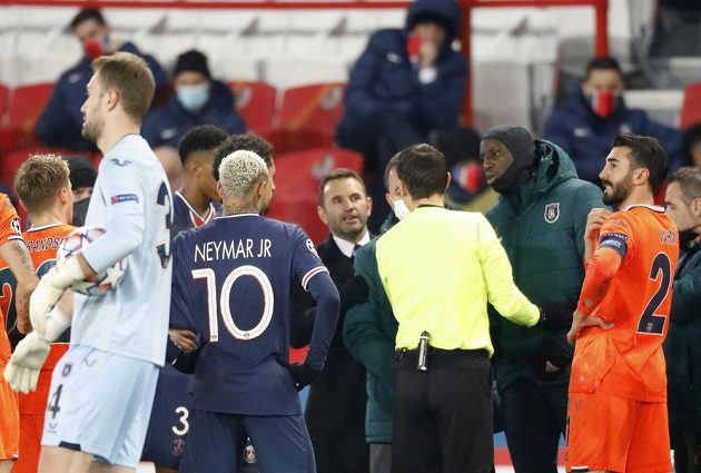 Fotbalisté Basaksehiru obvinili jednoho z rozhodčích během zápasu Ligy mistrů s PSG z rasismu.