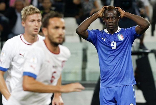 Ital Mario Balotelli (vpravo) lituje promarněné šance v utkání proti českému národnímu týmu.