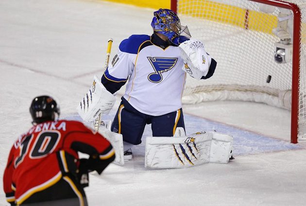 Útočník Calgary Roman Červenka (vlevo) střílí gól brankáři St. Louis Jaroslavu Halákovi.