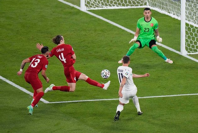 Ital Domenico Berardi centruje, Turek Merih Demiral (není na snímku) srazil míč do vlastní branky.