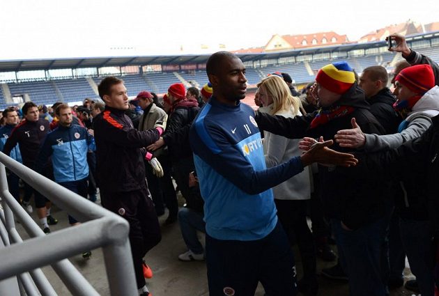 Útočník Sparty Praha Léonard Kweuke a za ním brankář Tomáš Vaclík se zdraví s fanoušky během otevřeného tréninku pro fanoušky před utkáním s Plzní.