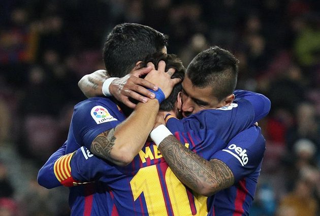 Paulinho (vpravo) se spoluhráči z Barcelony Lionelem Messim (zády) a Luisem Suárezem gól vstřelený Levante.