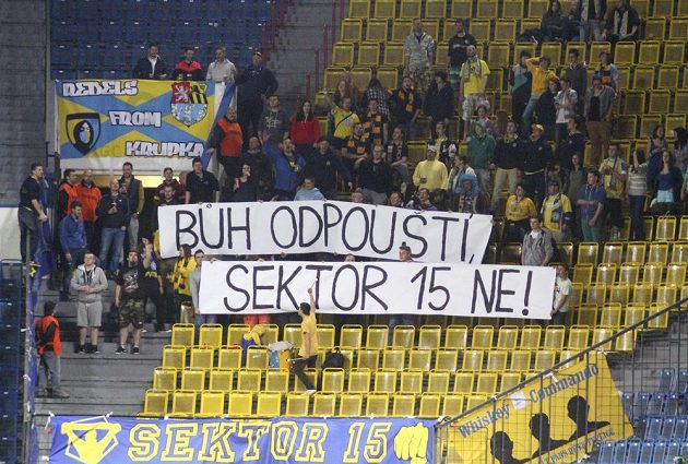 "Bůh odpouští, sektor 15 ne" je nápis, kterým fanoušci Teplic přivítali zpět v klubu útočníka Martina Fenina.