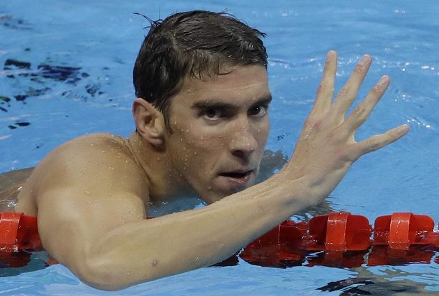 Michael Phelps slaví triumf v polohovém závodě na 200 m, je to jeho čtvrté vítězství na těchto hrách.