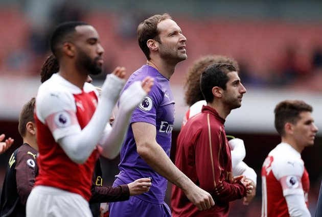 Brankář Petr Čech se loučil s domácím stadionem Arsenalu. Po domácí remíze 1:1 na Emirates Stadium nevládla zrovna spokojenost.