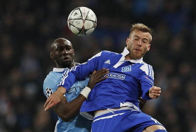 Eliaquim Mangala (vlevo) z Manchesteru City v souboji se záložníkem Dynama Kyjev Andrejem Jarmolenkem v odvetném osmifinálovém duelu Ligy mistrů.