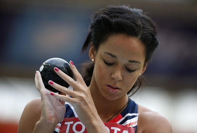 Britská sedmibojařka Katarina Johnsonová-Thompsonová se připravuje na vrh koulí.