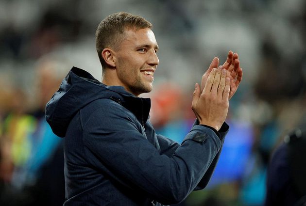 Český záložník Tomáš Souček tleská fanouškům West Hamu před utkáním s Liverpoolem.