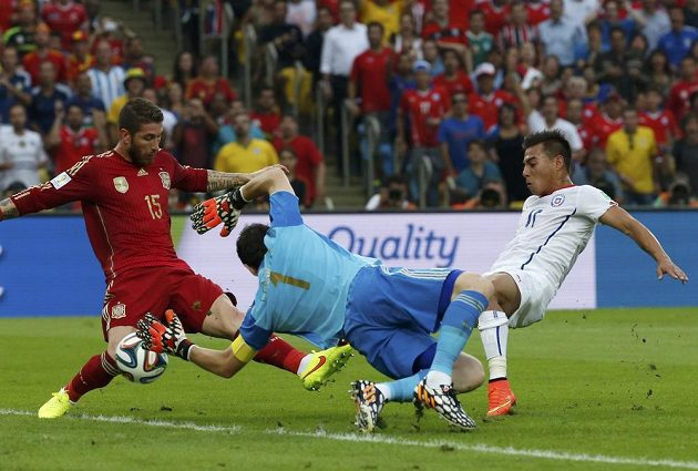 Eduardo Vargas (vpravo) střílí gól Chile, španělský brankář Iker Casillas ani obránce Sergio Ramos už zasáhnout nestačili.