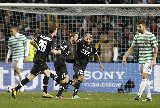 Claudio Marchisio z Juventusu (uprostřed) se raduje se spoluhráči z branky do sítě Celtiku Glasgow.