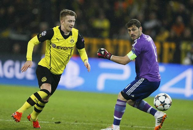 Dortmundský Marco Reus (vlevo) překonává gólmana Realu Ikera Casillase v odvetě čtvrtfinále Ligy mistrů.