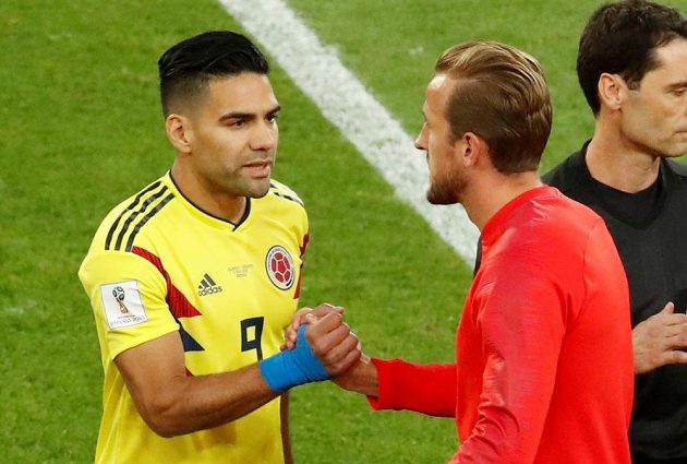 Největší útočné hrozby obou celků - kolumbijský Falcao (vlevo) si podává ruku s Angličanem Harrym Kaneem.