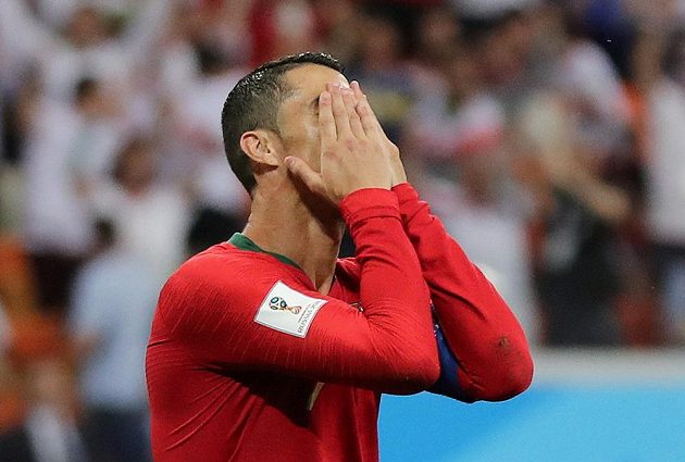 Portugalec Cristiano Ronaldo by se po zahozené penaltě na MS nejraději neviděl.