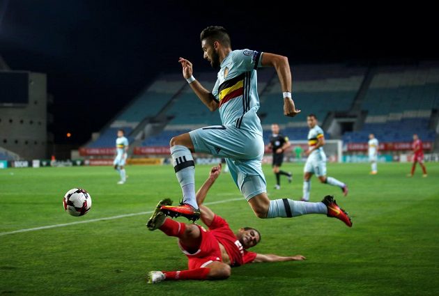 Jean-Carlos Garcia z Gibraltaru (dole) se snaží zastavit Belgičana Yannicka Carrasca.