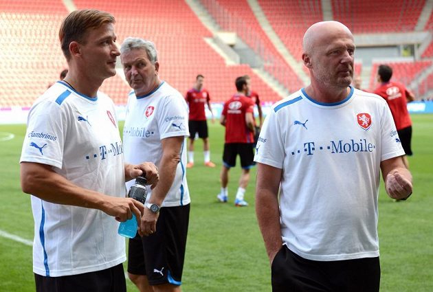Trenér české reprezentace Michal Bílek (vpravo) a manažer Vladimír Šmicer během předzápasového tréninku před utkáním kvalifikace MS s Armenií.