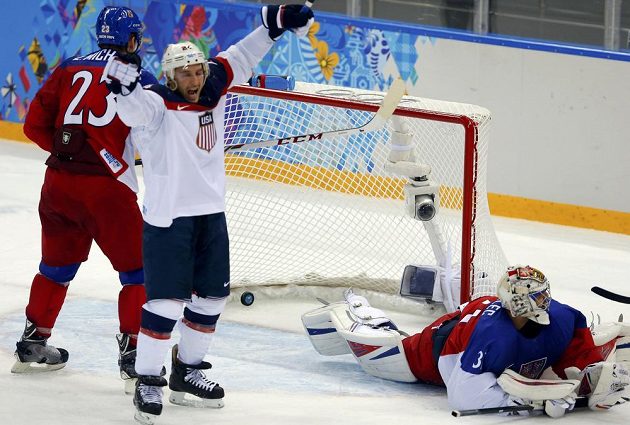 Američan Ryan Callahan (uprostřed) slaví gól spoluhráče Davida Backese (není na snímku) těsně před koncem první třetiny, český gólman Ondřej Pavelec inkasoval potřetí.