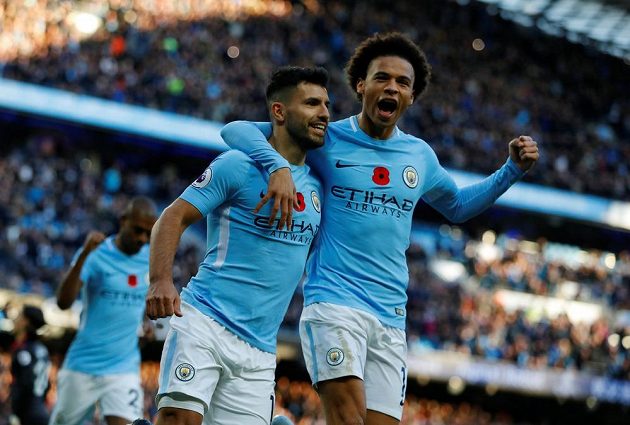 Fotbalista Manchesteru City Sergio Agüero slaví s Leroyem Saném gól v síti Arsenalu v utkání Premier League.