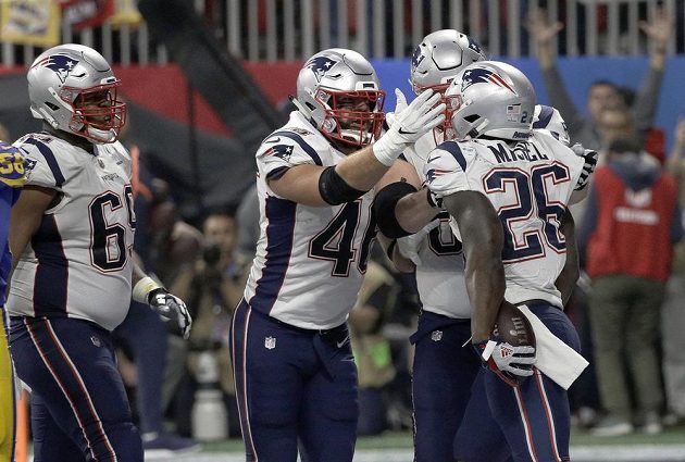 Jediný touchdown! Hráč New England Patriots Sony Michel (26) slaví, jako jediný zaznamenal během Super Bowlu touchdown a byl klíčovým mužem zápasu. Spoluhráči mu hned přiběhli gratulovat.