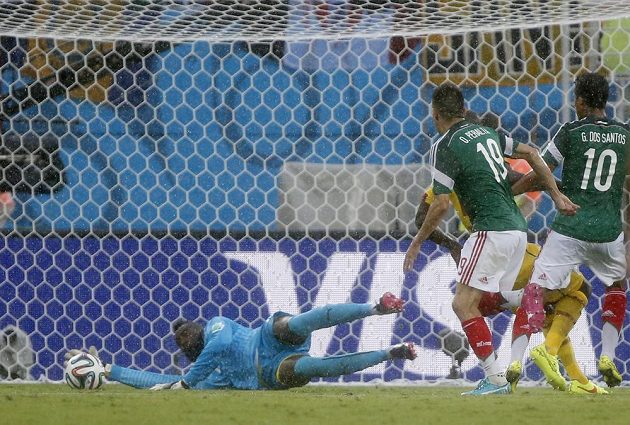 Mexický útočník Oribe Peralta (druhý zprava) překonává kamerunského brankáře Charlese Itandjeho a střílí úvodní gól svého mužstva na MS v Brazílii.