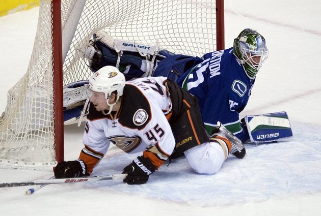 Obránce Anaheimu Sami Vatanen (45) v klinči s gólmanem Vancouveru Jacobem Markströmem (25).