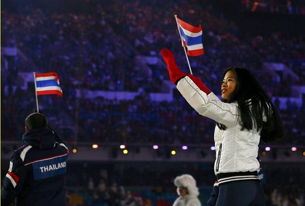 Takhle se na zahájení v Soči vymódila houslová virtuozka Vanessa Mae Vanakornová,která bude reprezentovat Thajsko ve sjezdovém lyžování.