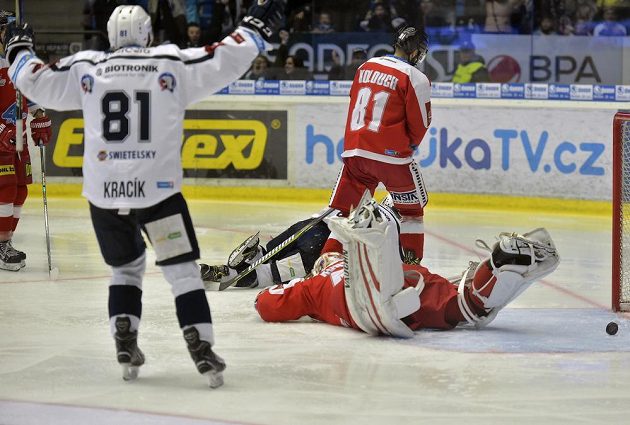 Jaroslav Kracík z Plzně se raduje z gólu, který vstřelil jeho spoluhráč Jakub Pour (v pozadí leží na ledě).