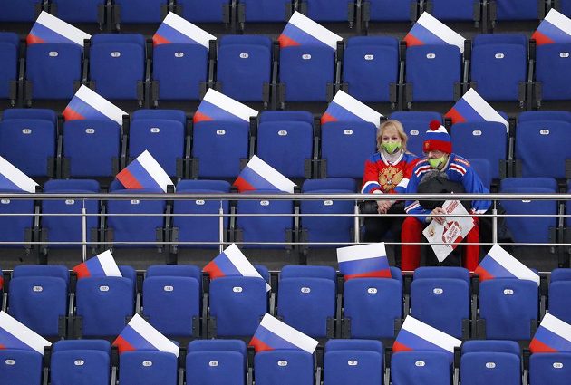 Koronavirové omezení vyhnala fanoušky z hlediště i na hokejovém turnaji Channel One Cup, kde byl na programu Česka s Ruskem.